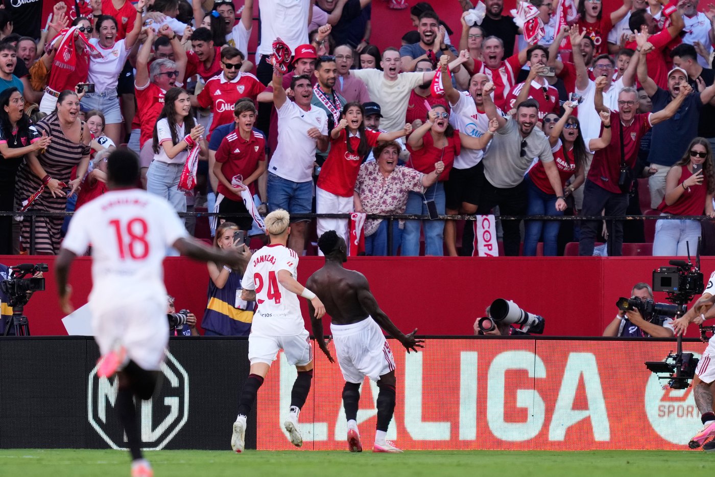 Barcelona beaten 4-1 at Sevilla as Lewandowski misses penalty with Yamal out | iNFOnews.ca