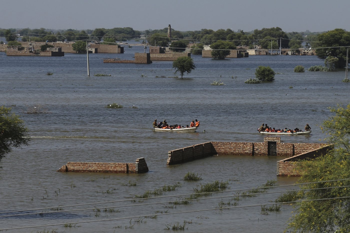 Rescue boat evacuating flood victims capsizes in eastern Pakistan, killing 9 | iNFOnews.ca