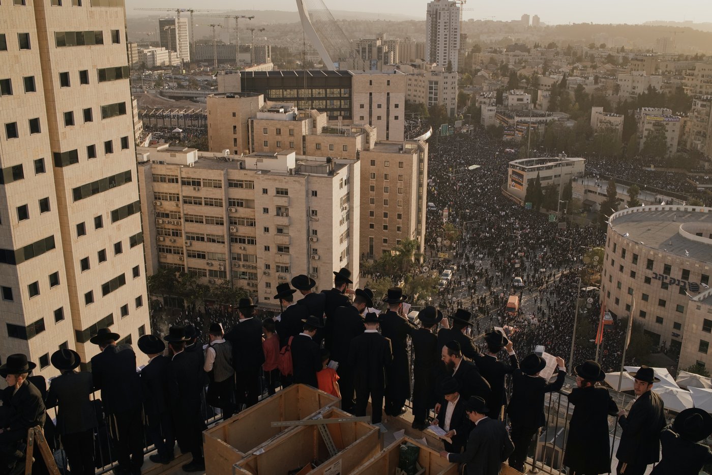 Photos show thousands of ultra-Orthodox men protesting military draft shut down Jerusalem | iNFOnews.ca