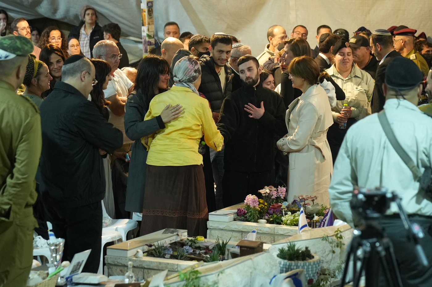 Just-released hostage attends funeral of fellow soldier, whose body was among few returned from Gaza | iNFOnews.ca Just-released hostage attends funeral of fellow soldier, whose body was among few returned from Gaza | iNFOnews.ca