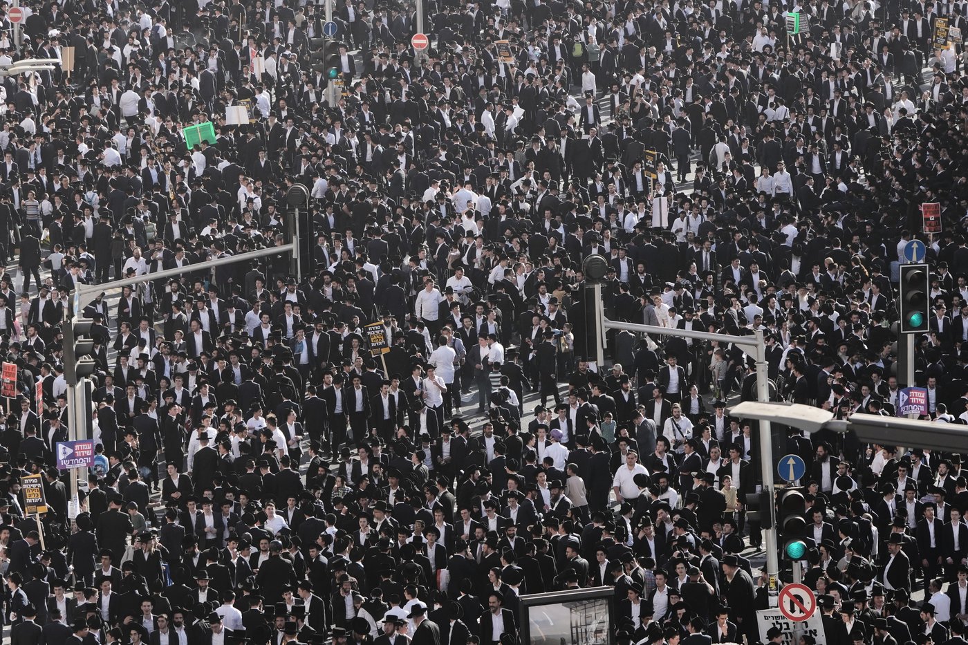 Photos show thousands of ultra-Orthodox men protesting military draft shut down Jerusalem | iNFOnews.ca