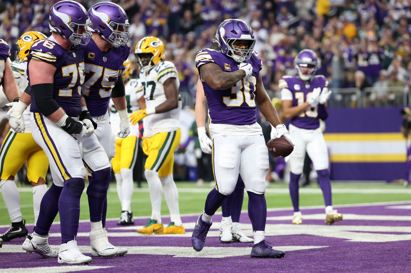 Vikings cruise past resting Packers 16-3 for 5th straight win as McCarthy exits again with injury | iNFOnews.ca