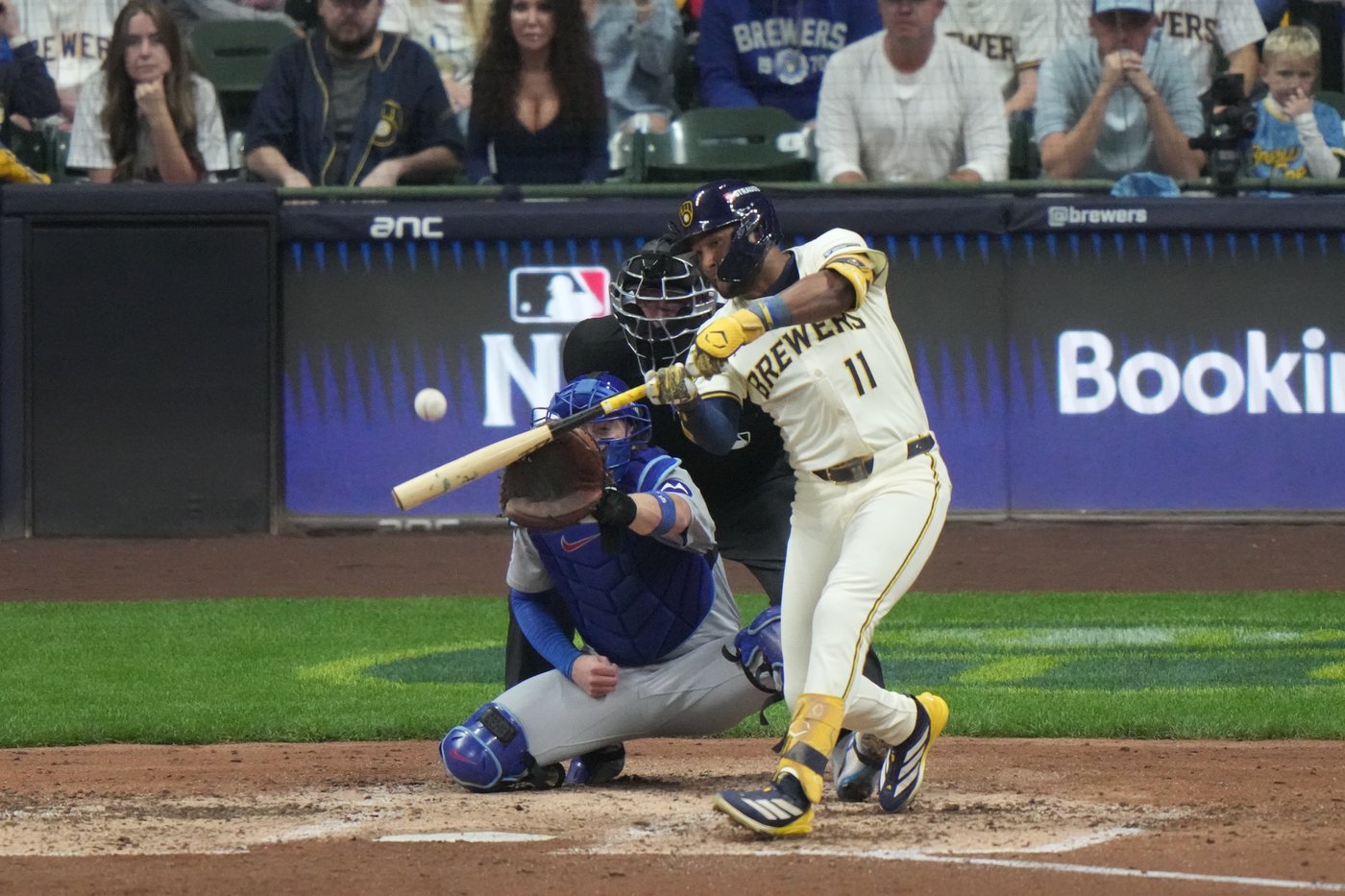 Brewers' Chourio hits 3-run homer in Game 2 of NLDS after hurting his hamstring in series opener | iNFOnews.ca