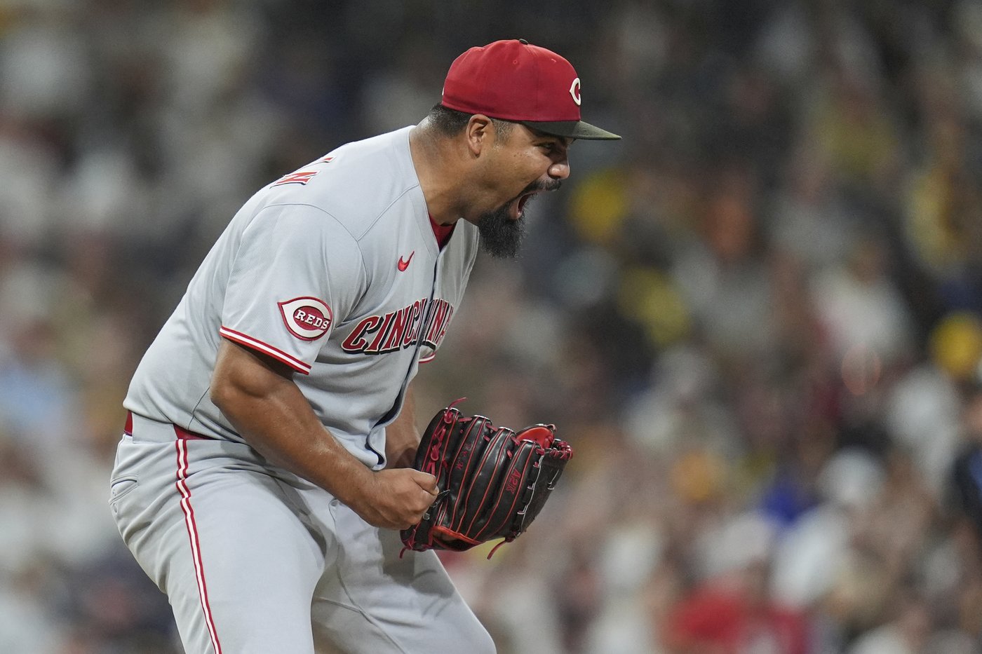 De La Cruz and Andujar lead late rally that gives the Reds a 2-1 win over the Padres | iNFOnews.ca De La Cruz and Andujar lead late rally that gives the Reds a 2-1 win over the Padres | iNFOnews.ca