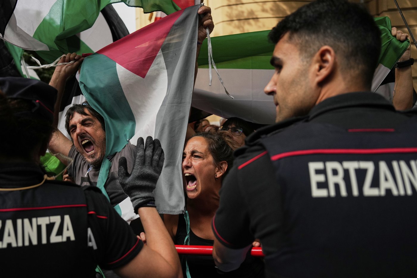 Spanish Vuelta stage cut short because of disruption by pro-Palestinian protesters near finish line | iNFOnews.ca Spanish Vuelta stage cut short because of disruption by pro-Palestinian protesters near finish line | iNFOnews.ca