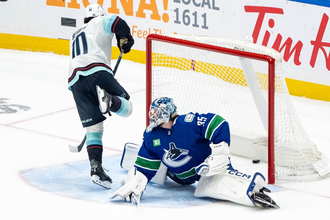 Beniers scores in shootout, Seattle Kraken outlast Vancouver Canucks for 4-3 win | iNFOnews.ca