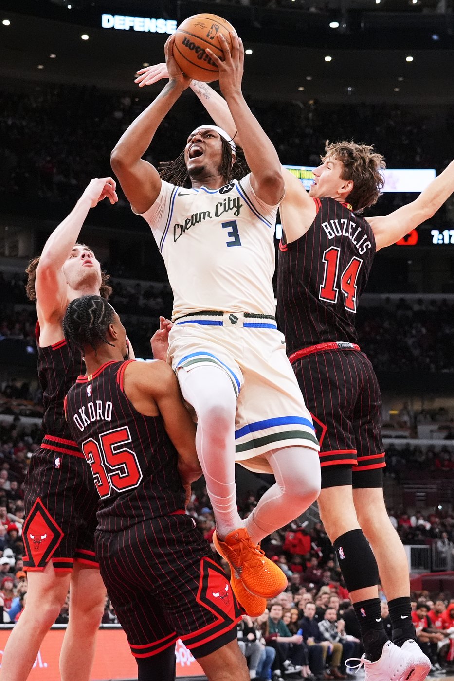 Antetokounmpo scores 29 points in his return as Bucks snap Bulls' 5-game winning streak | iNFOnews.ca