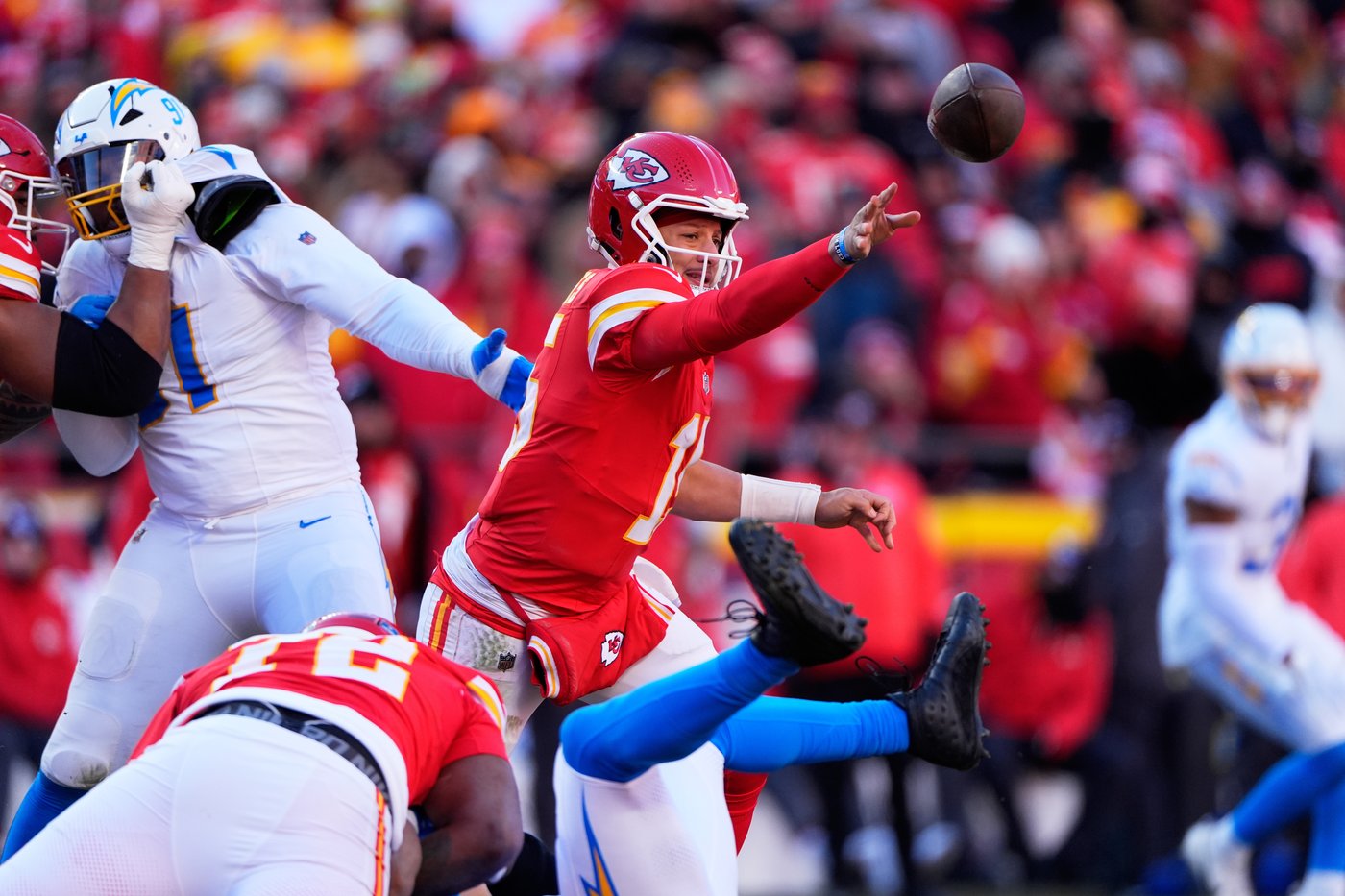 Patrick Mahomes suffers a torn ACL and Chiefs say he's considering surgical options | iNFOnews.ca Patrick Mahomes suffers a torn ACL and Chiefs say he's considering surgical options | iNFOnews.ca