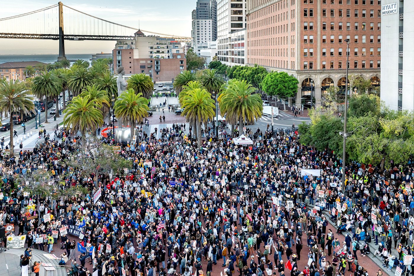 Photos of protesters pushing back on Trump’s plan to surge federal troops to San Francisco | iNFOnews.ca