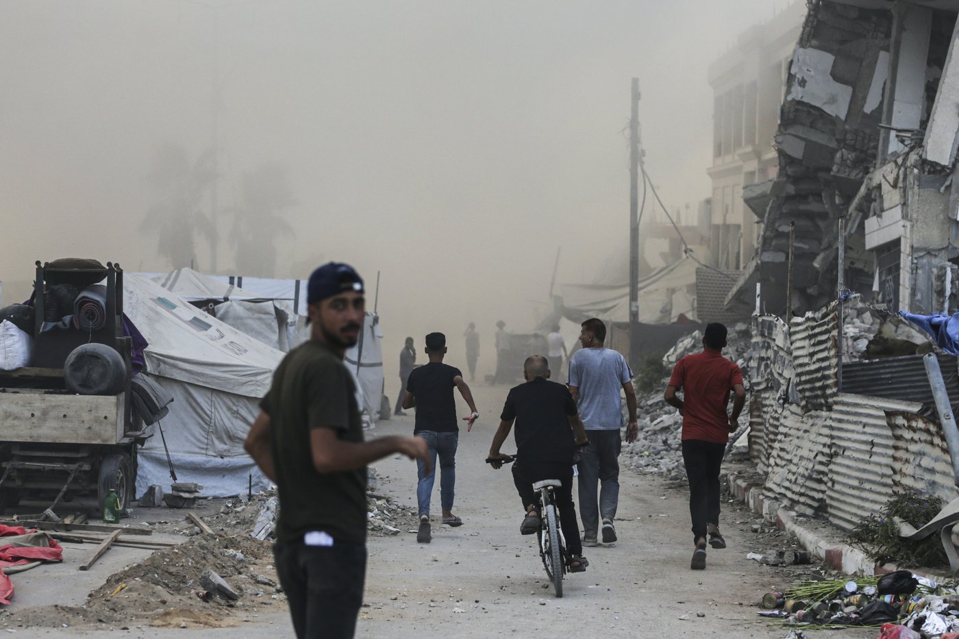 Israel strikes high-rise building and threatens to hit more in Gaza City offensive | iNFOnews.ca