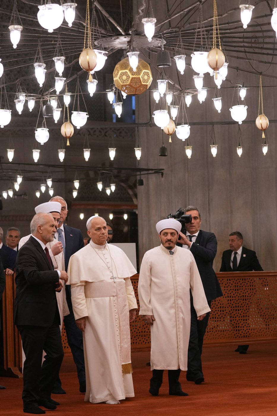 Pope visits Istanbul's Blue Mosque at start of day of meetings with Turkey's religious leaders | iNFOnews.ca