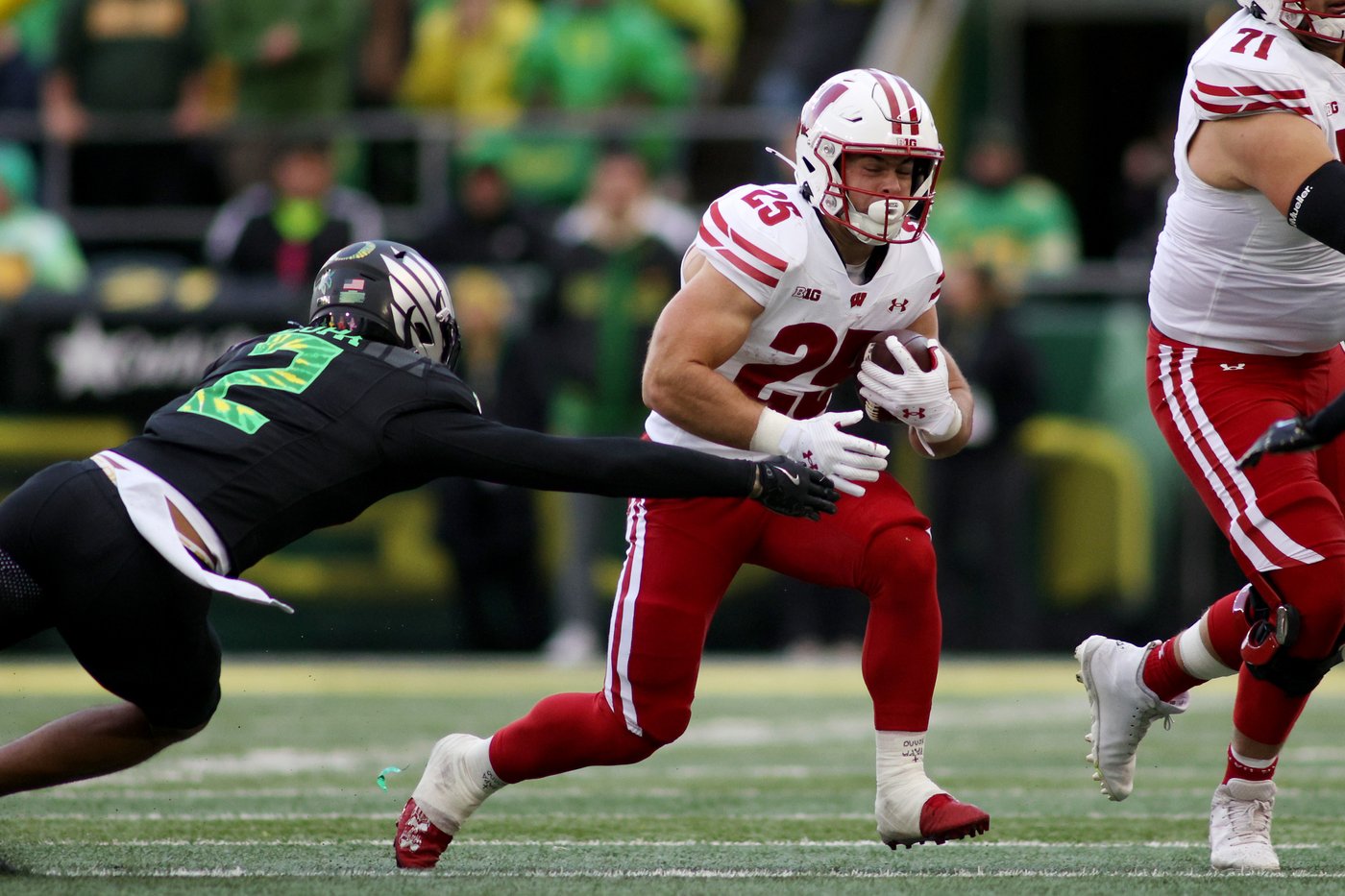 No. 6 Oregon survives lackluster performance with 21-7 win over Wisconsin | iNFOnews.ca No. 6 Oregon survives lackluster performance with 21-7 win over Wisconsin | iNFOnews.ca