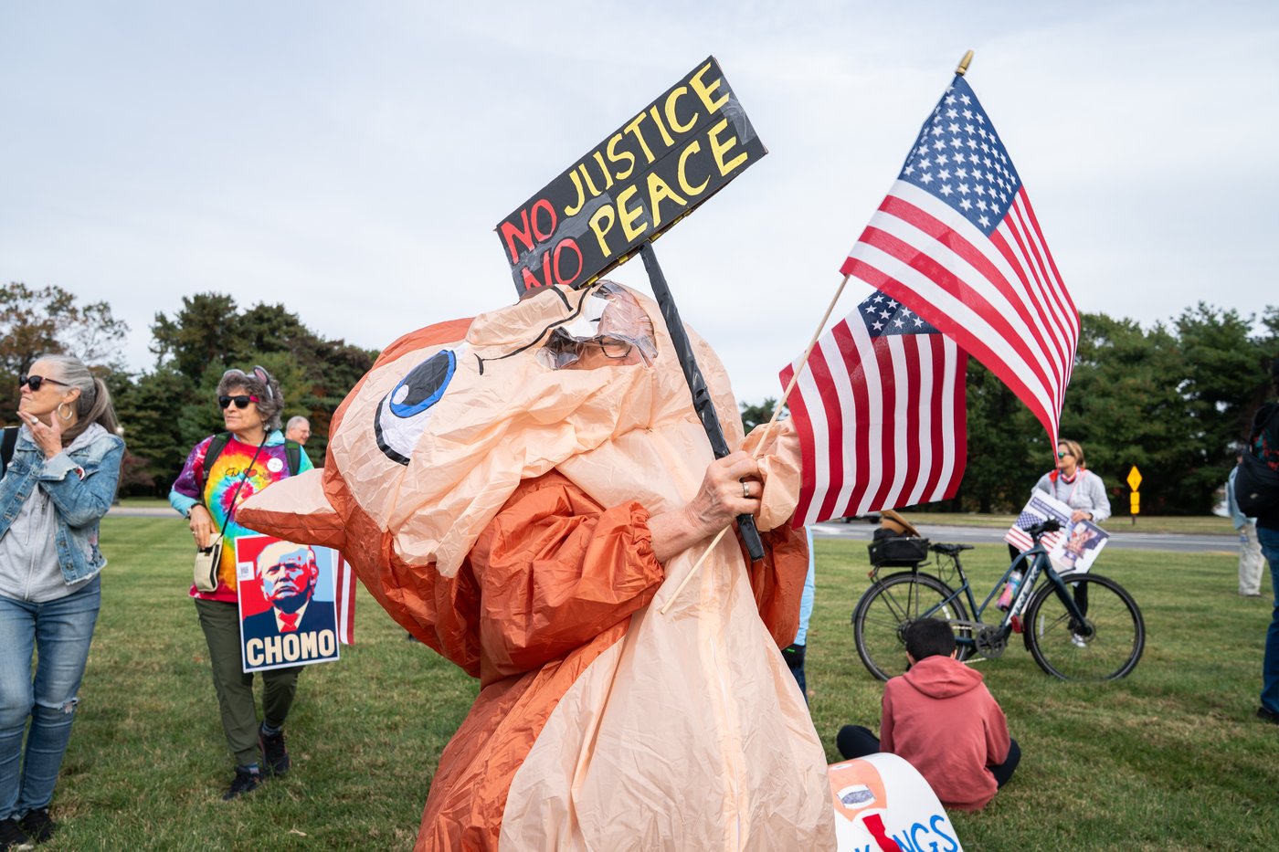 Inflatable costumes used to deflate tensions at rallies against Trump, in photos | iNFOnews.ca