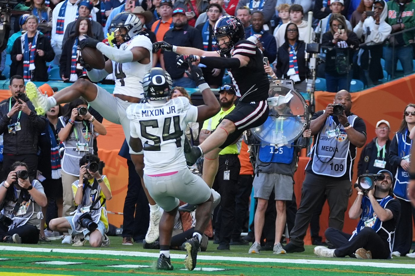 Defense carries the day for Oregon, as Ducks move into CFP semifinals by topping Texas Tech 23-0 | iNFOnews.ca