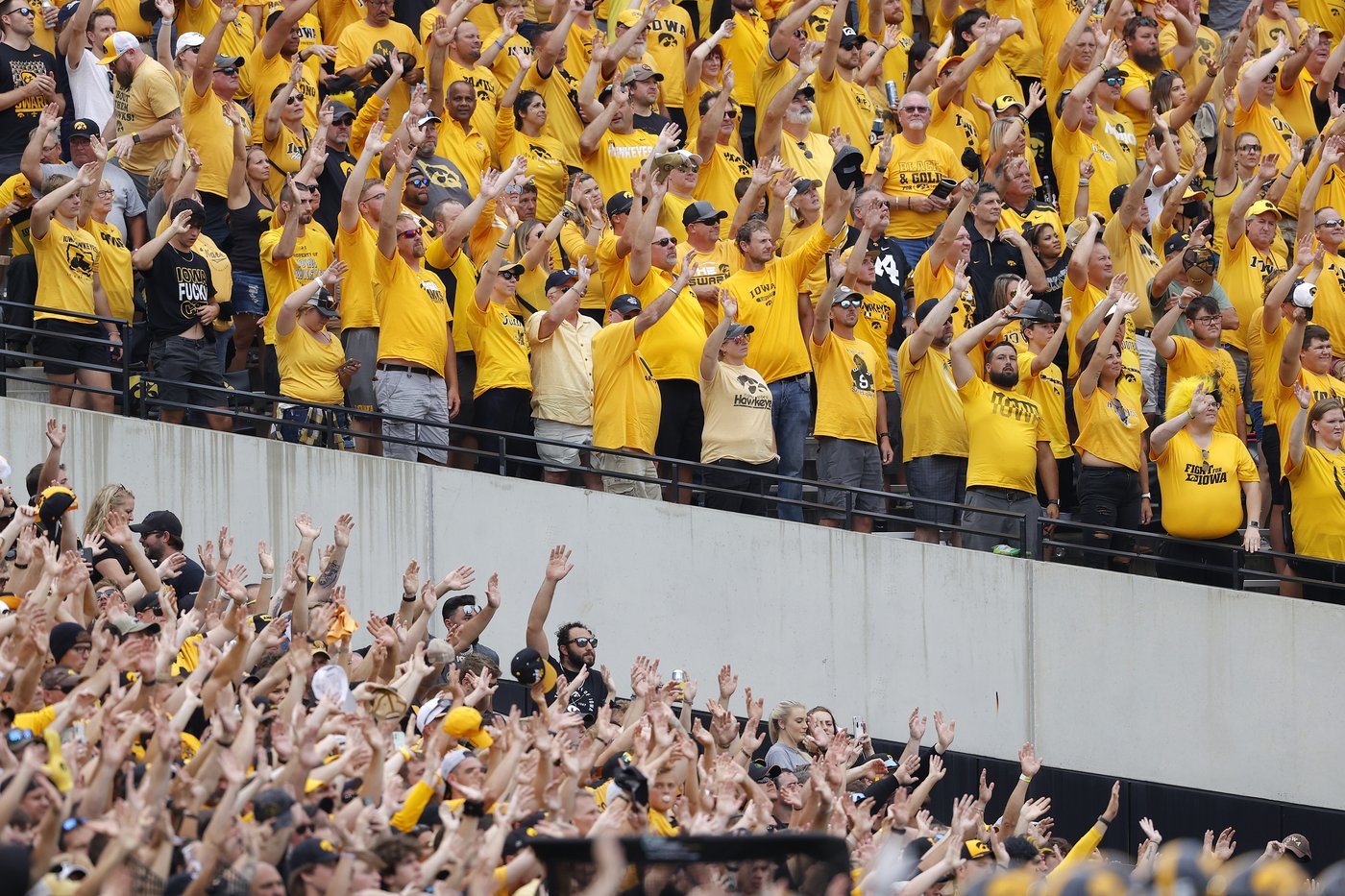 College football traditions: 'Hawkeye Wave' bonds everyone in stadium with kids in adjacent hospital | iNFOnews.ca