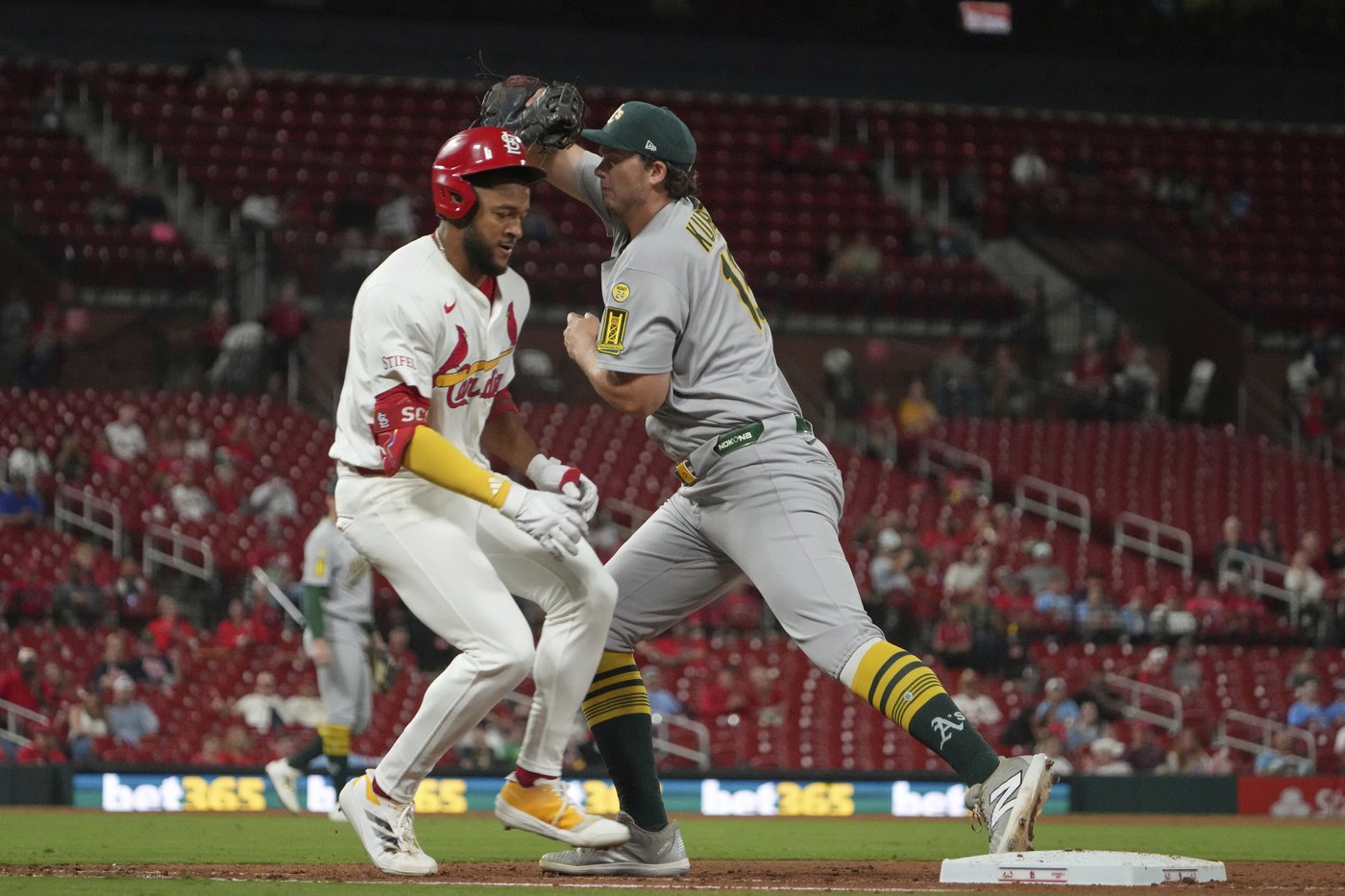 Herrera hits go-ahead homer, Mikolas pitches 6 solid innings, Cardinals beat A's 2-1 | iNFOnews.ca