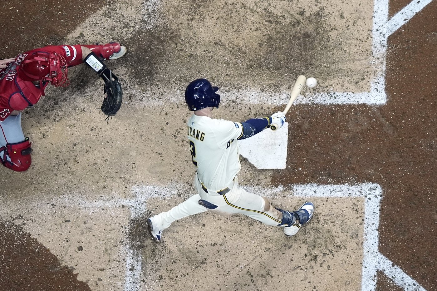 Yelich gets his 100th RBI as Brewers beat Angels 5-2 to complete sweep | iNFOnews.ca