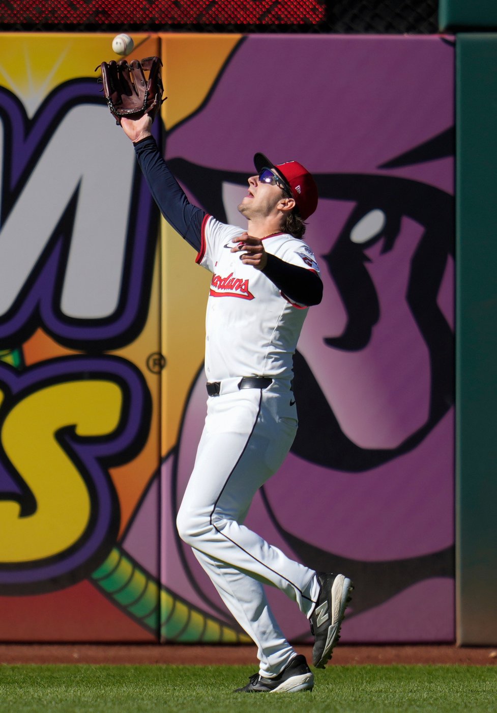 Cleveland's DeLauter drops fly ball in center on first ball in majors before making key play in 4th | iNFOnews.ca