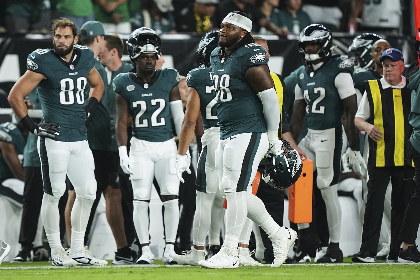 Eagles' Jalen Carter apologizes following ejection for spitting on Cowboys' Dak Prescott | iNFOnews.ca Eagles' Jalen Carter apologizes following ejection for spitting on Cowboys' Dak Prescott | iNFOnews.ca