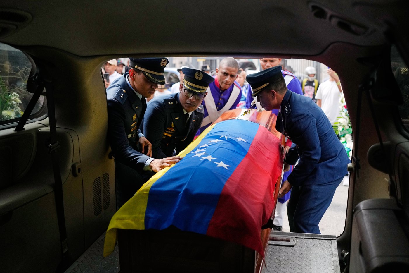 Photos show a military funeral for Venezuelan soldiers killed during US operation | iNFOnews.ca