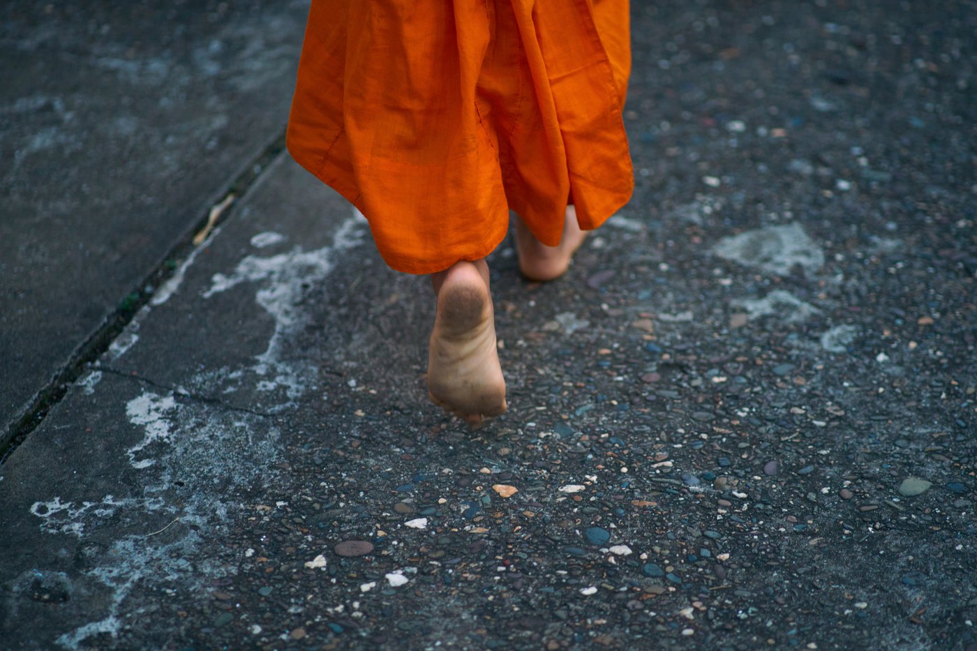 Photos of Buddhist monks in Laos praying in region littered with unexploded bombs | iNFOnews.ca