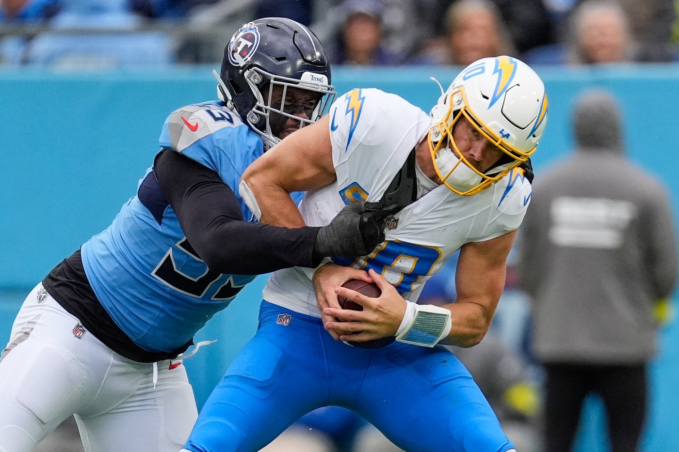 Justin Herbert shakes off a pick-6 as the Chargers beat skidding Titans 27-20 | iNFOnews.ca