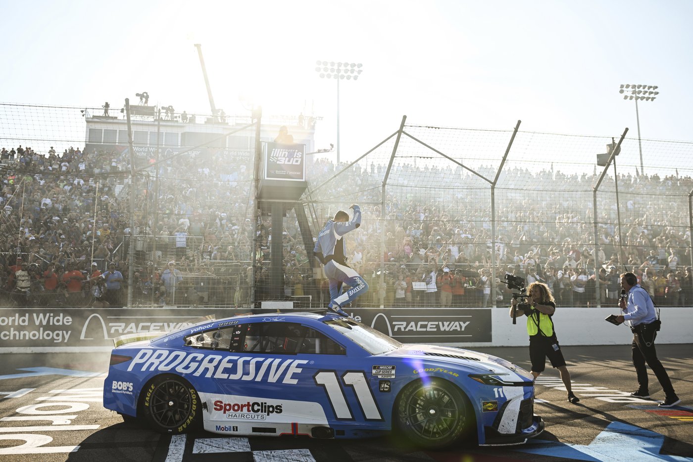 Denny Hamlin advances in NASCAR playoffs at Gateway with 200th Cup win for Toyota | iNFOnews.ca Denny Hamlin advances in NASCAR playoffs at Gateway with 200th Cup win for Toyota | iNFOnews.ca
