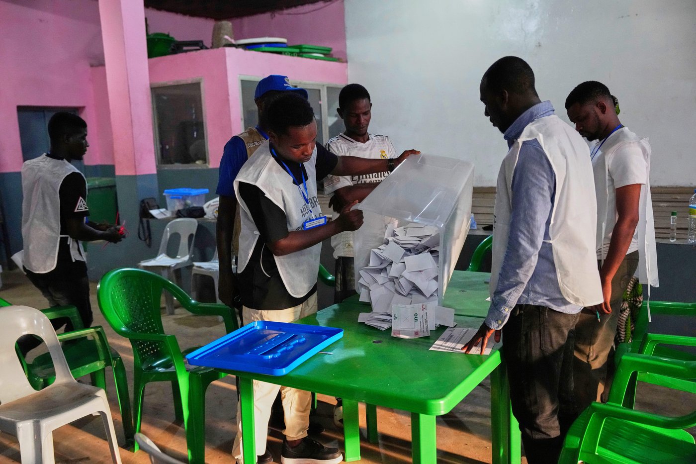 Guinea counts votes in a referendum that could allow junta leader to run for president | iNFOnews.ca