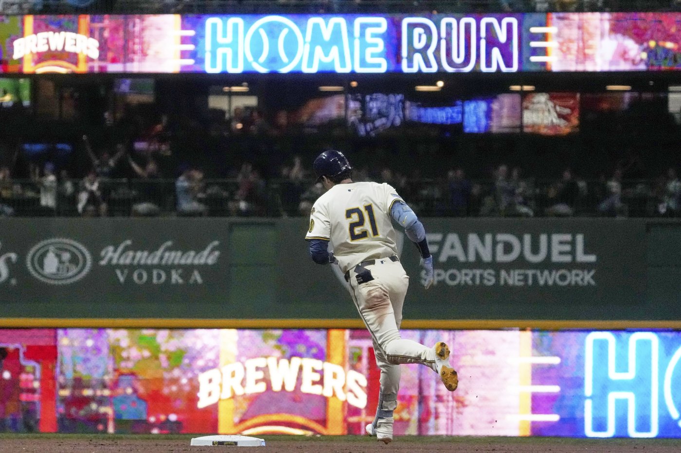 Peralta wins his NL-best 17th, Yelich goes deep and the Brewers beat the Angels 9-2 | iNFOnews.ca