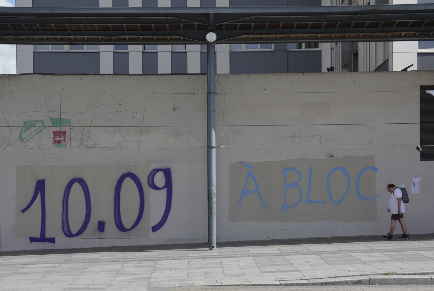 'Block Everything' protests and pigs' heads roil France as Macron installs new PM | iNFOnews.ca 'Block Everything' protests and pigs' heads roil France as Macron installs new PM | iNFOnews.ca