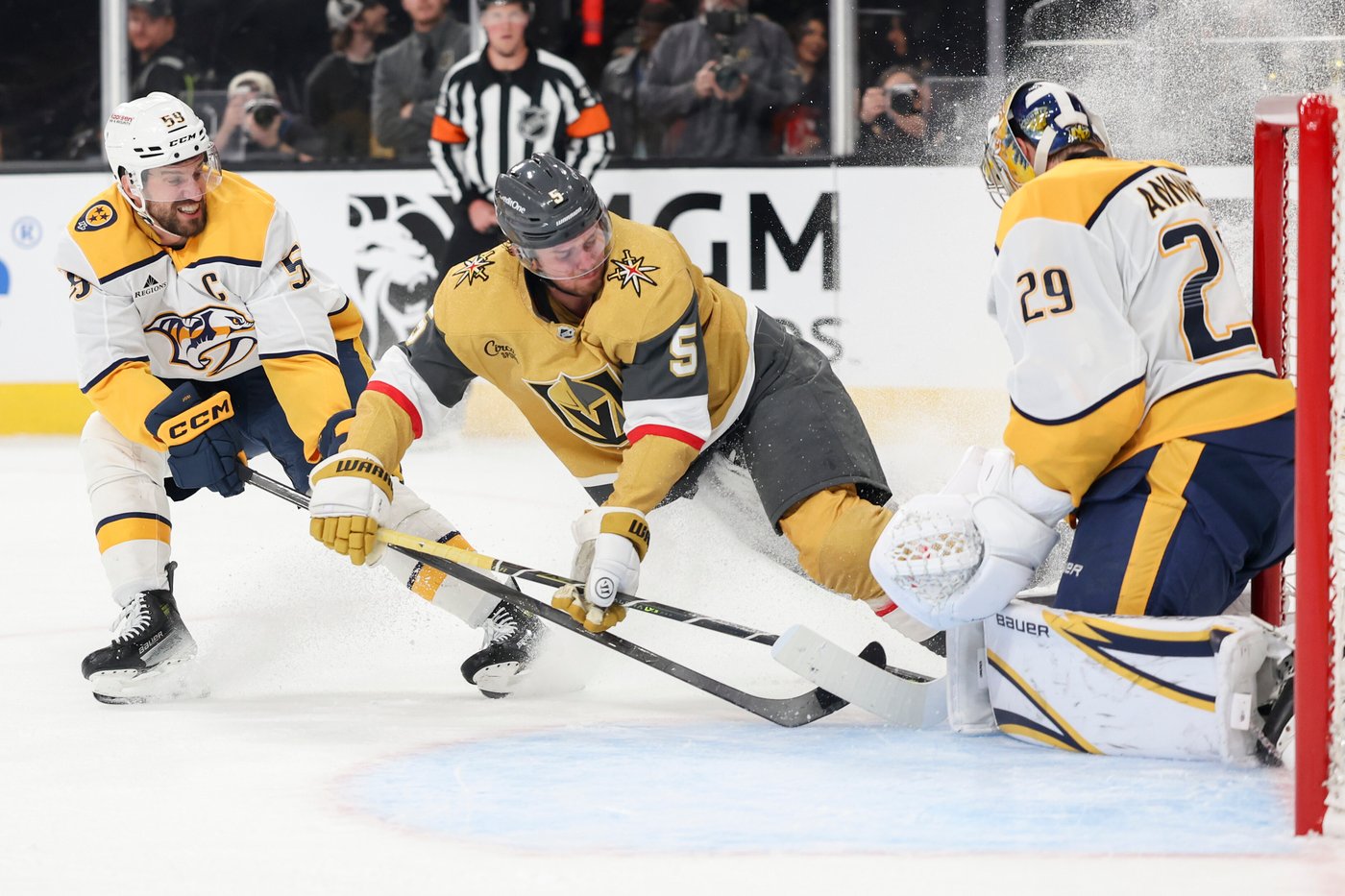 Golden Knights rout Predators 7-2 for their 7th straight victory | iNFOnews.ca