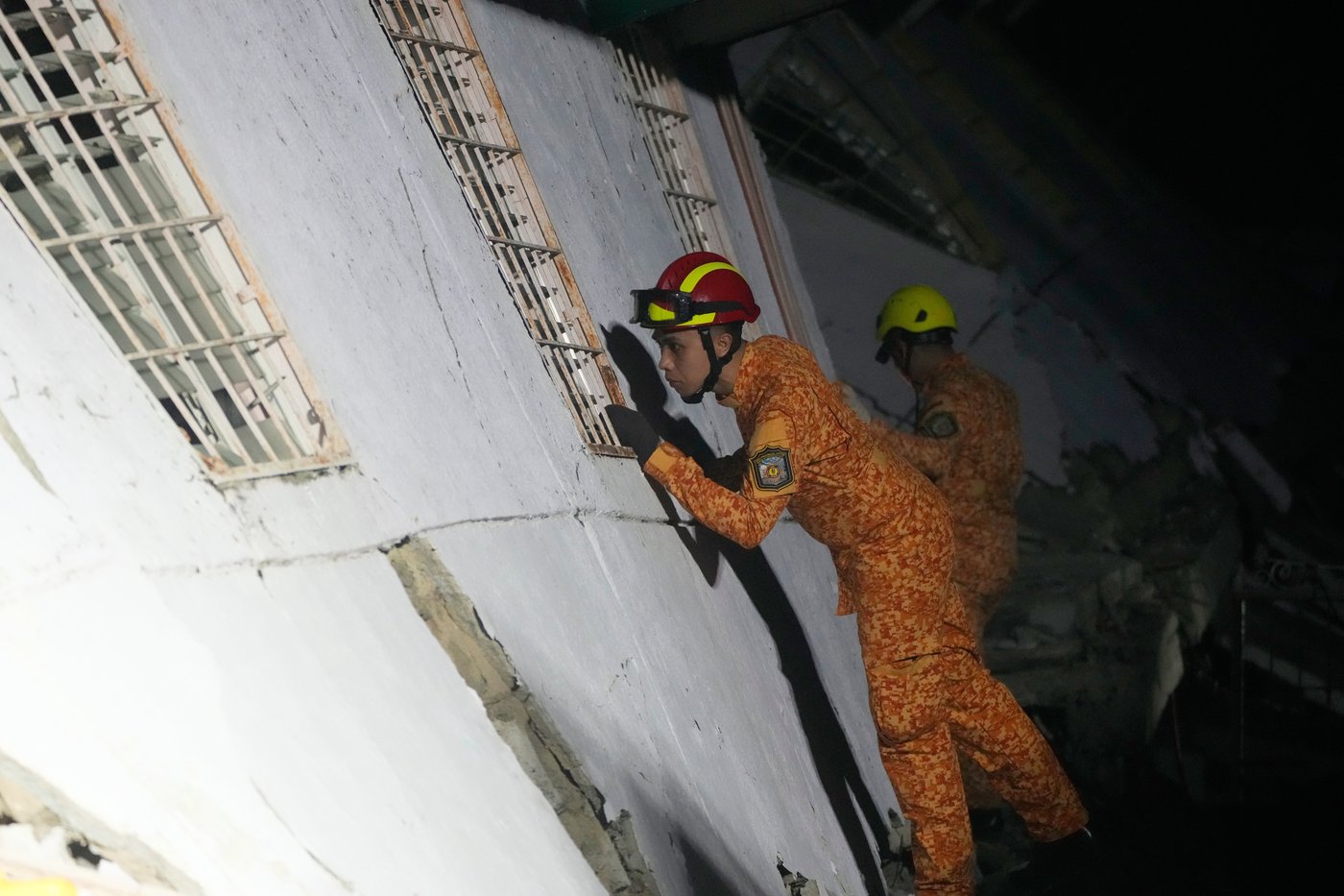 Photos show the destruction and rescue efforts after an earthquake in the Philippines | iNFOnews.ca