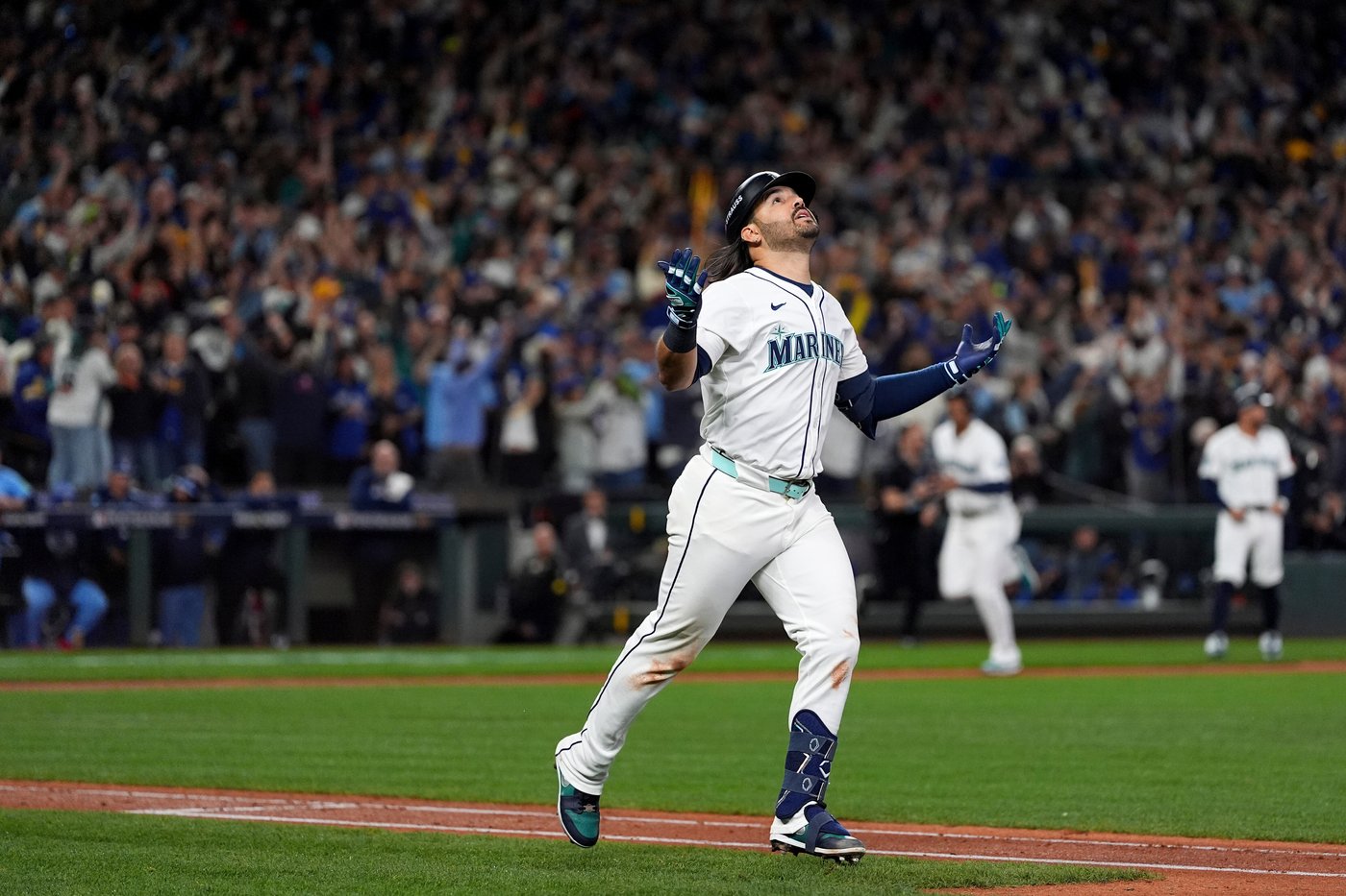 Mariners a win from World Series, beat Blue Jays 6-2 behind Suárez's grand slam | iNFOnews.ca Mariners a win from World Series, beat Blue Jays 6-2 behind Suárez's grand slam | iNFOnews.ca