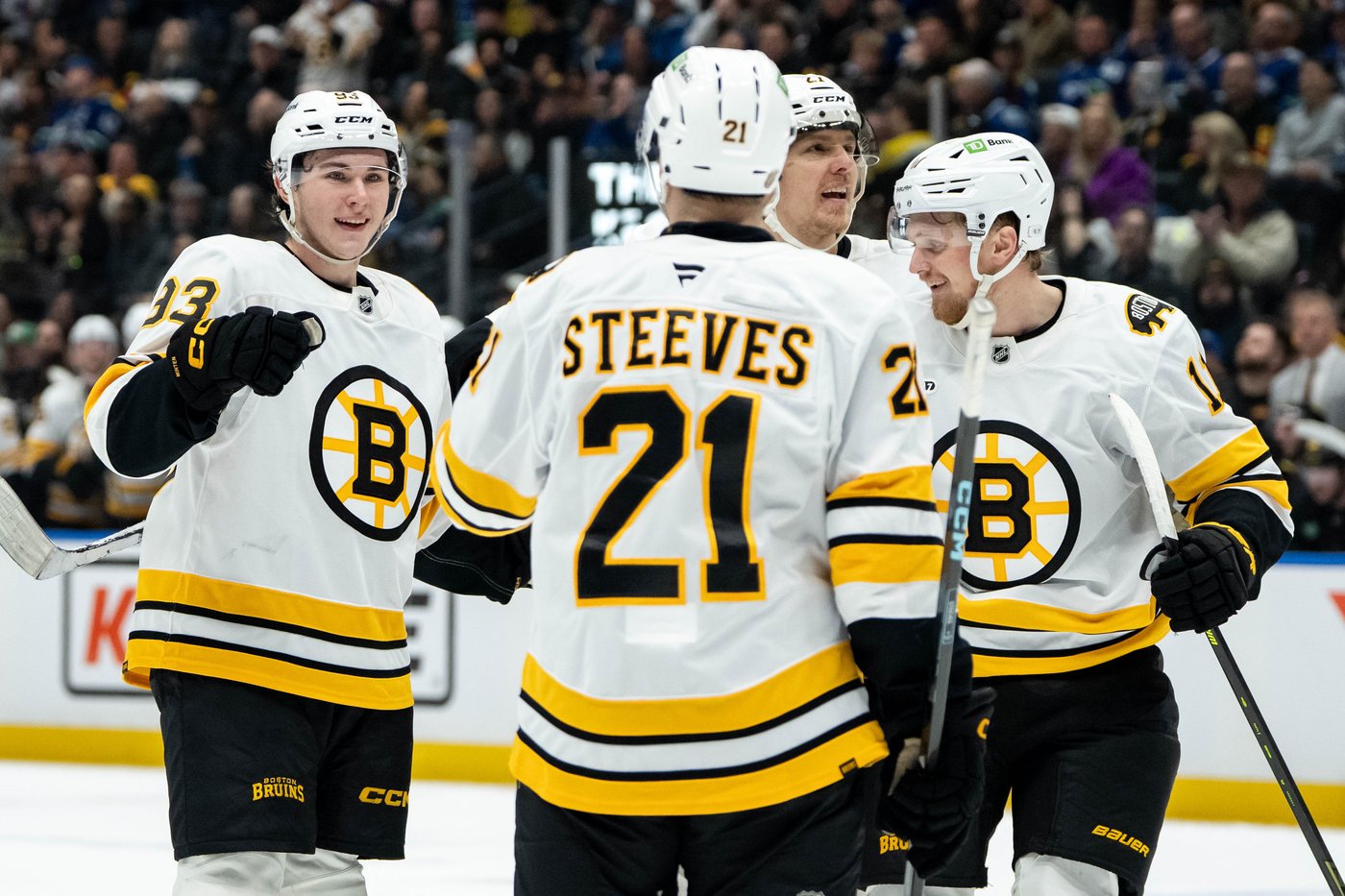 Minten scores in overtime, Boston Bruins top Vancouver Canucks 3-2 | iNFOnews.ca