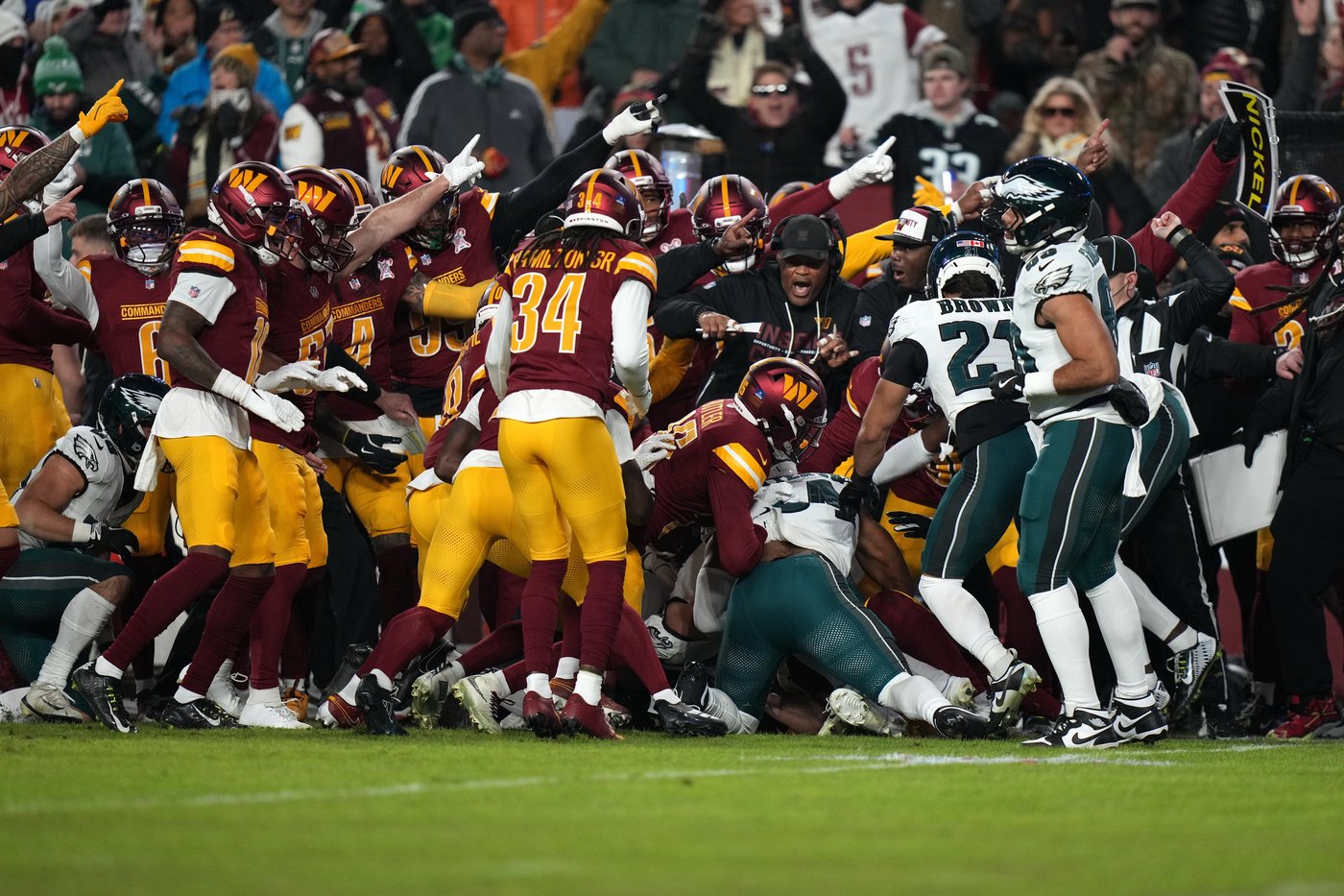 3 players are ejected after a brawl late in the Eagles' game against the Commanders | iNFOnews.ca