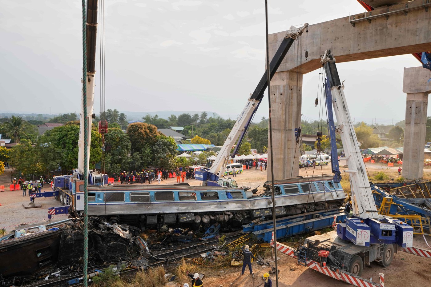 Photos show rescue work after train derailment in Thailand | iNFOnews.ca