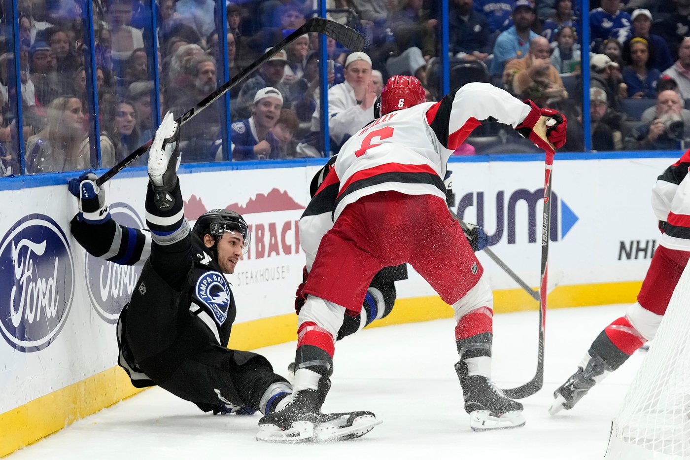 Jake Guentzel scores twice as Lightning rally for 6-4 win over Hurricanes | iNFOnews.ca