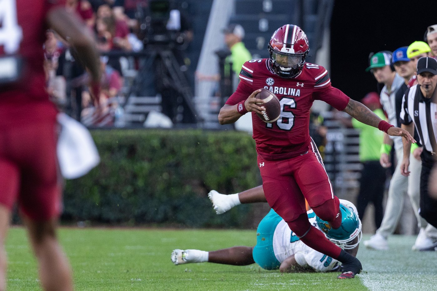 Sellers accounts for four TDs in South Carolina 51-7 rout of Coastal Carolina | iNFOnews.ca