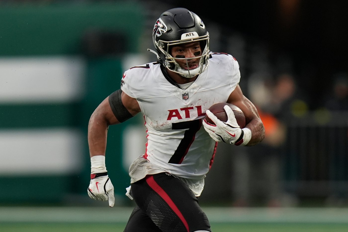 Bijan Robinson shines again, but Falcons' special teams falter in loss to Jets | iNFOnews.ca