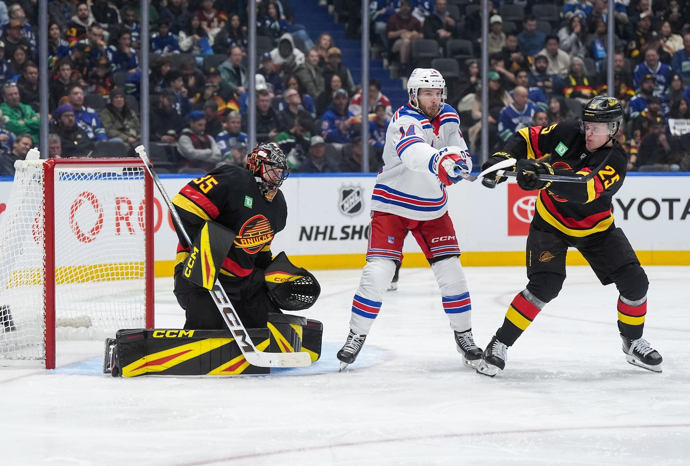 Vancouver Canucks goalie Thatcher Demko leaves game against Winnipeg Jets | iNFOnews.ca