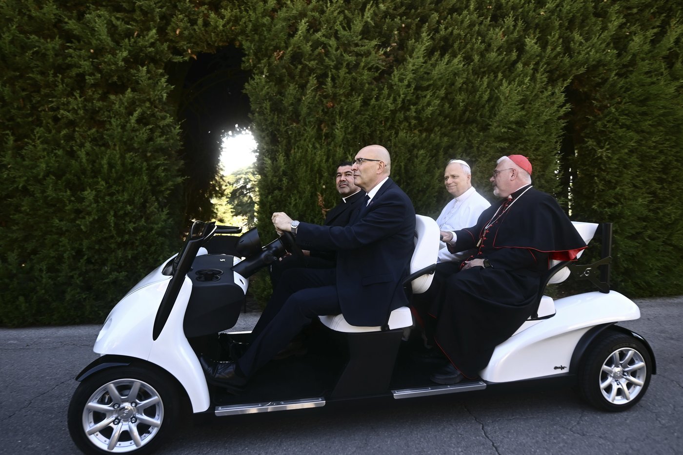 Pope feeds fish as he opens Vatican's ambitious model of sustainable farming and education | iNFOnews.ca Pope feeds fish as he opens Vatican's ambitious model of sustainable farming and education | iNFOnews.ca