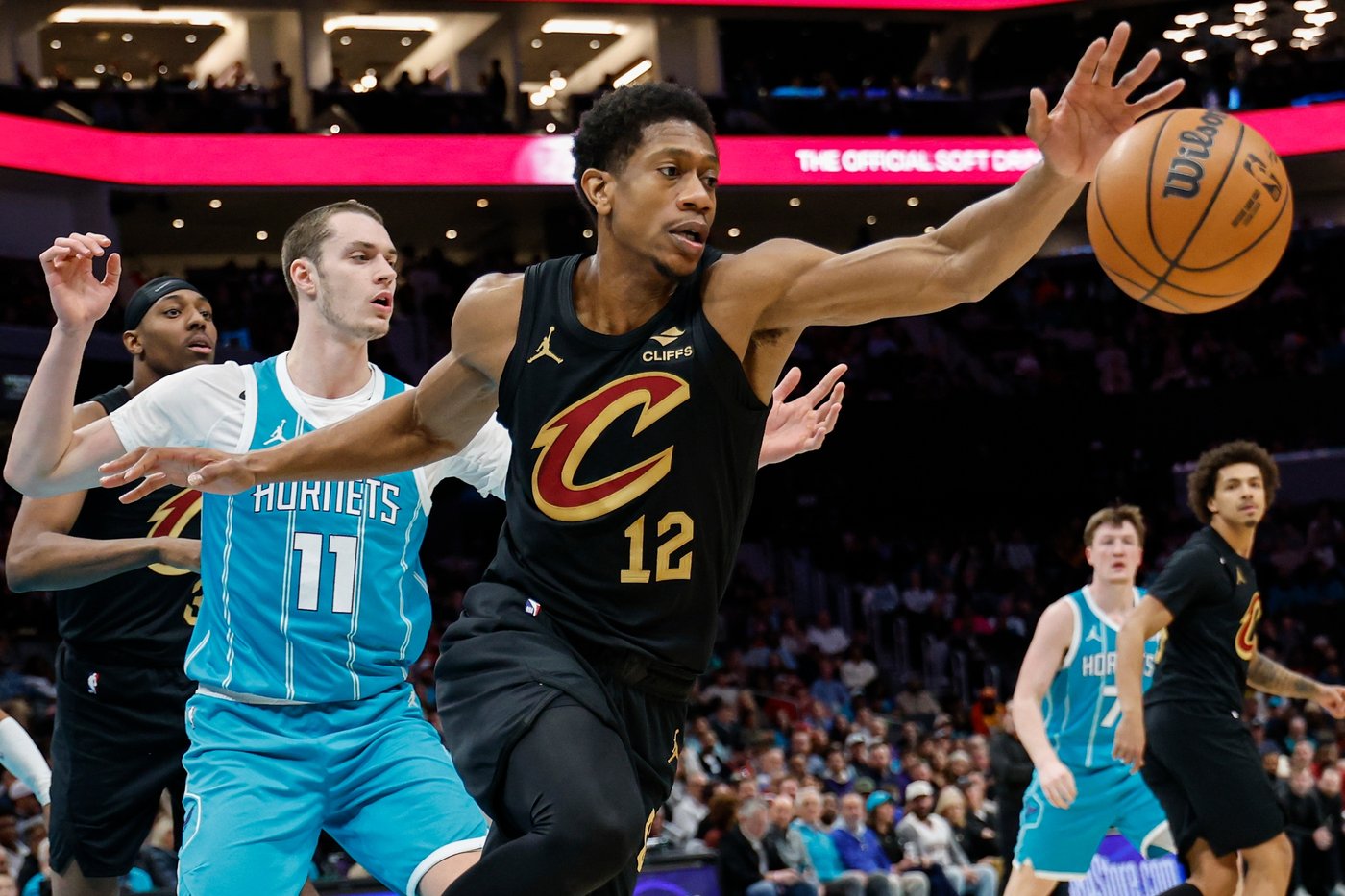Mitchell scores 24 as Cavaliers use fast start to beat Hornets 94-87 | iNFOnews.ca
