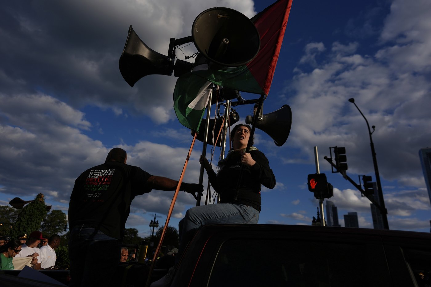 Photos capture Chicagoans’ protest against ICE and Trump’s intervention plans | iNFOnews.ca