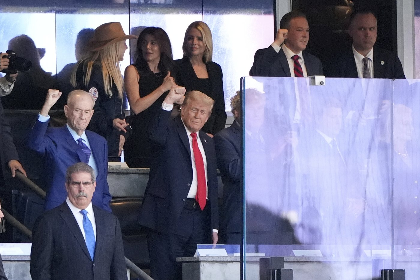 Trump draws cheers and boos while marking 9/11 by attending a New York Yankees game | iNFOnews.ca