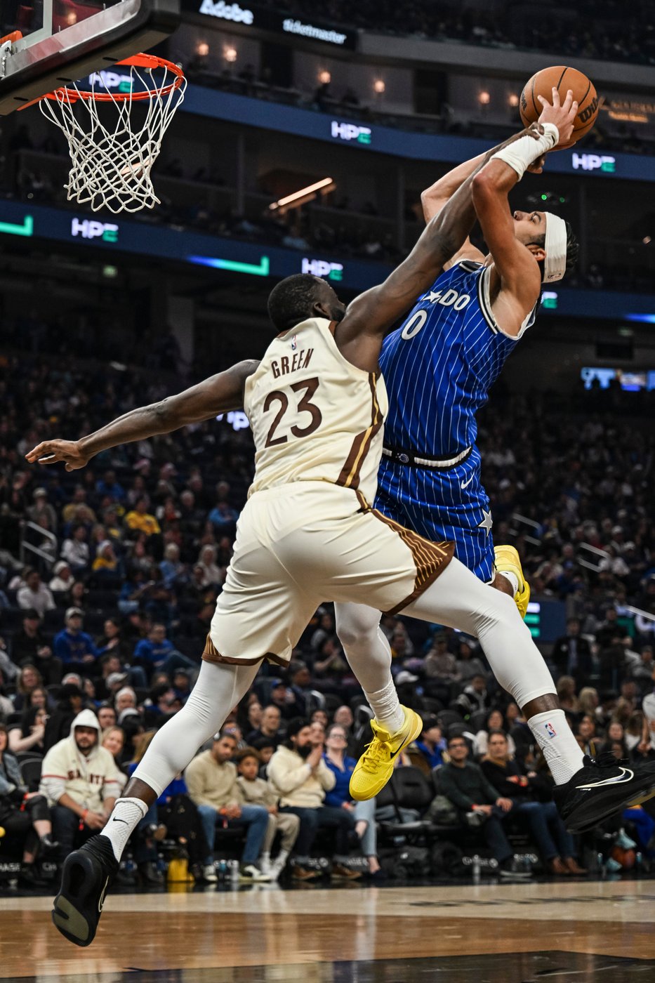 Draymond Green, Steve Kerr have heated exchange in huddle during timeout before Green leaves court | iNFOnews.ca