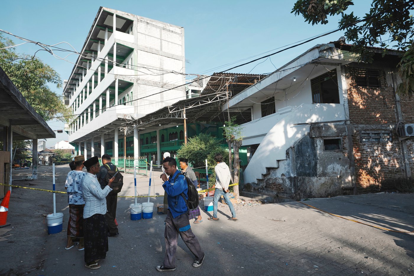 Rescuers chip away debris with hand tools to save those trapped in Indonesia school collapse | iNFOnews.ca