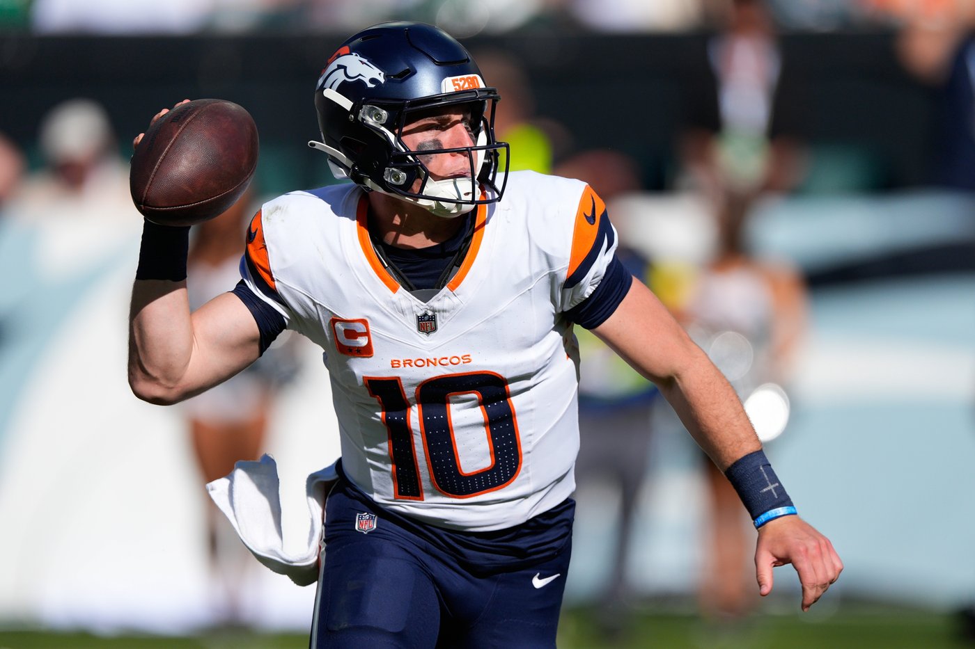 Broncos rally from 14-point deficit to hand Eagles their first loss of the season, 21-17 | iNFOnews.ca