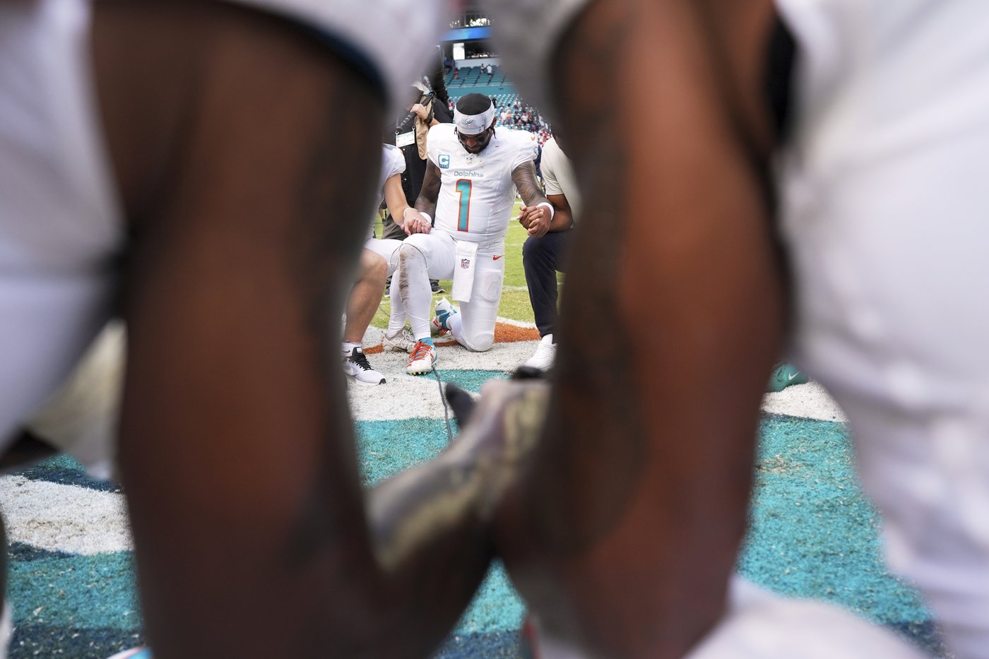 Mike McDaniel maintaining his cool as 0-2 Dolphins travel to face AFC East rival Bills in prime time | iNFOnews.ca