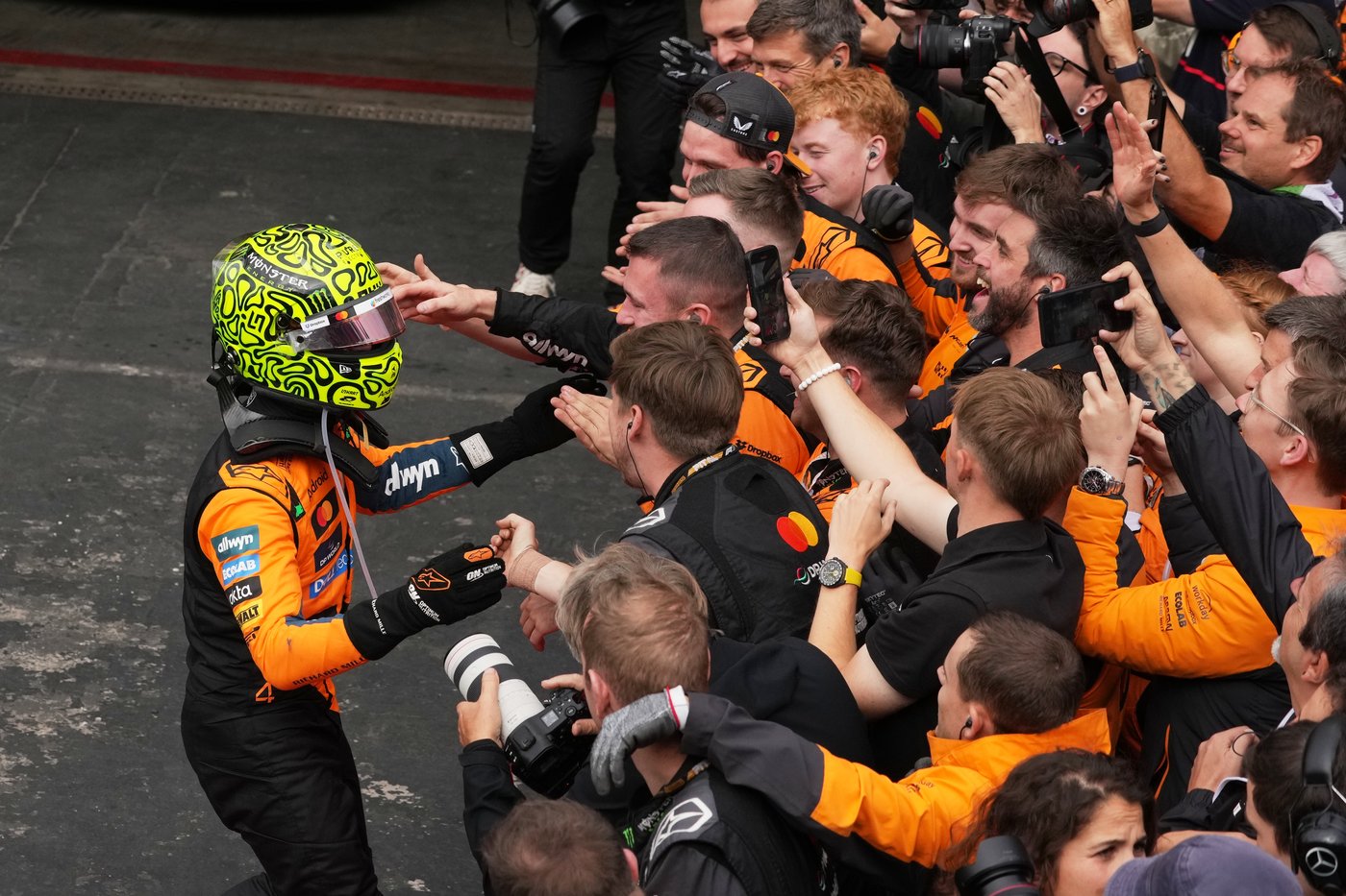 Norris wins Formula 1's Brazilian Grand Prix to extend his lead with 3 races left | iNFOnews.ca