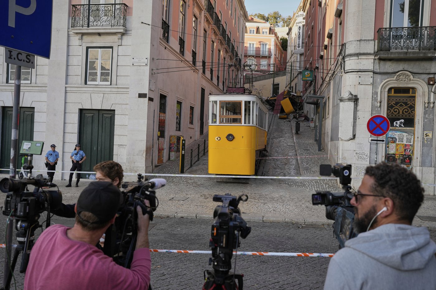 Death toll in Lisbon streetcar crash rises to 17 | iNFOnews.ca Death toll in Lisbon streetcar crash rises to 17 | iNFOnews.ca